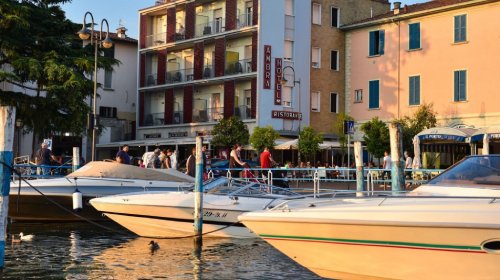 il porto di iseo con l'ambra hotel e le barche